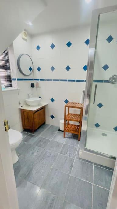 Amazing Location - City Of London- 2 Bedroom Stunning Canal View House With Private Garden,Parking & Balcony Dış mekan fotoğraf