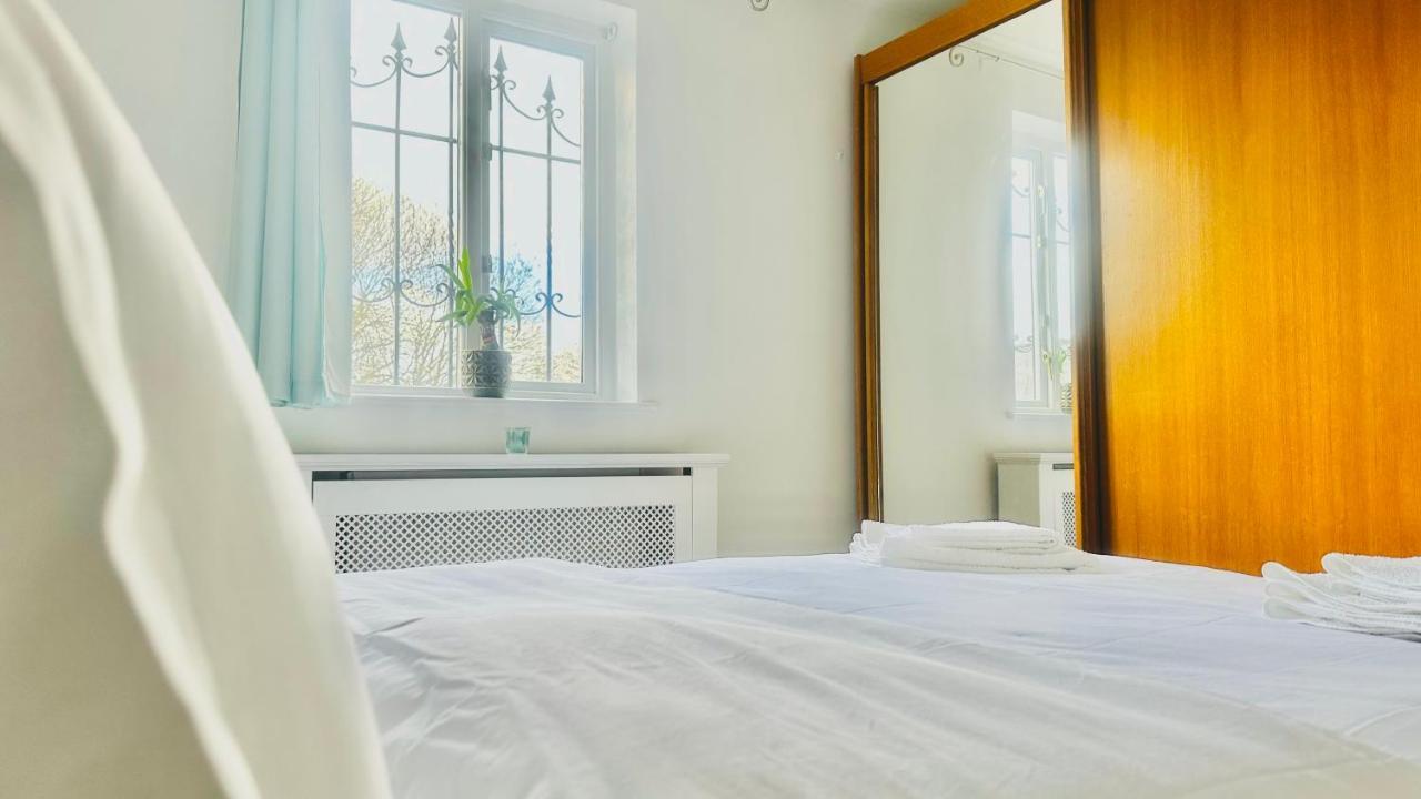 Amazing Location - City Of London- 2 Bedroom Stunning Canal View House With Private Garden,Parking & Balcony Dış mekan fotoğraf