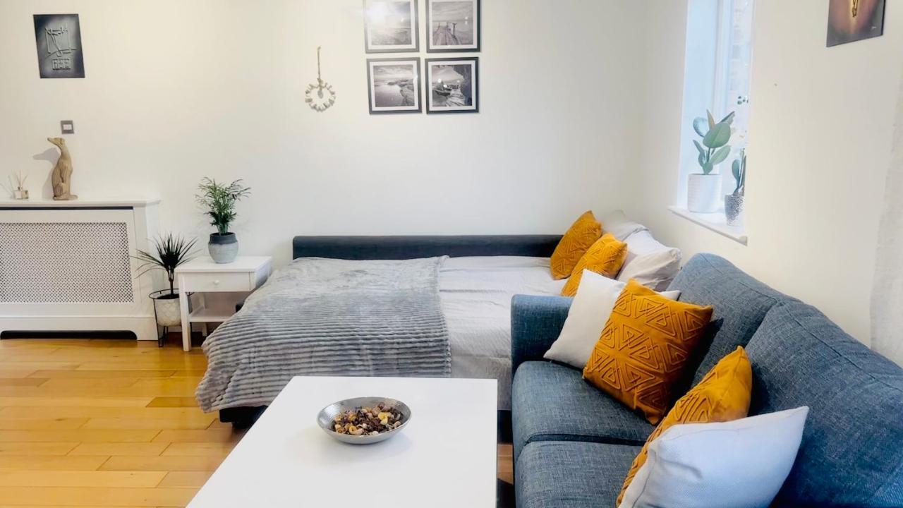 Amazing Location - City Of London- 2 Bedroom Stunning Canal View House With Private Garden,Parking & Balcony Dış mekan fotoğraf