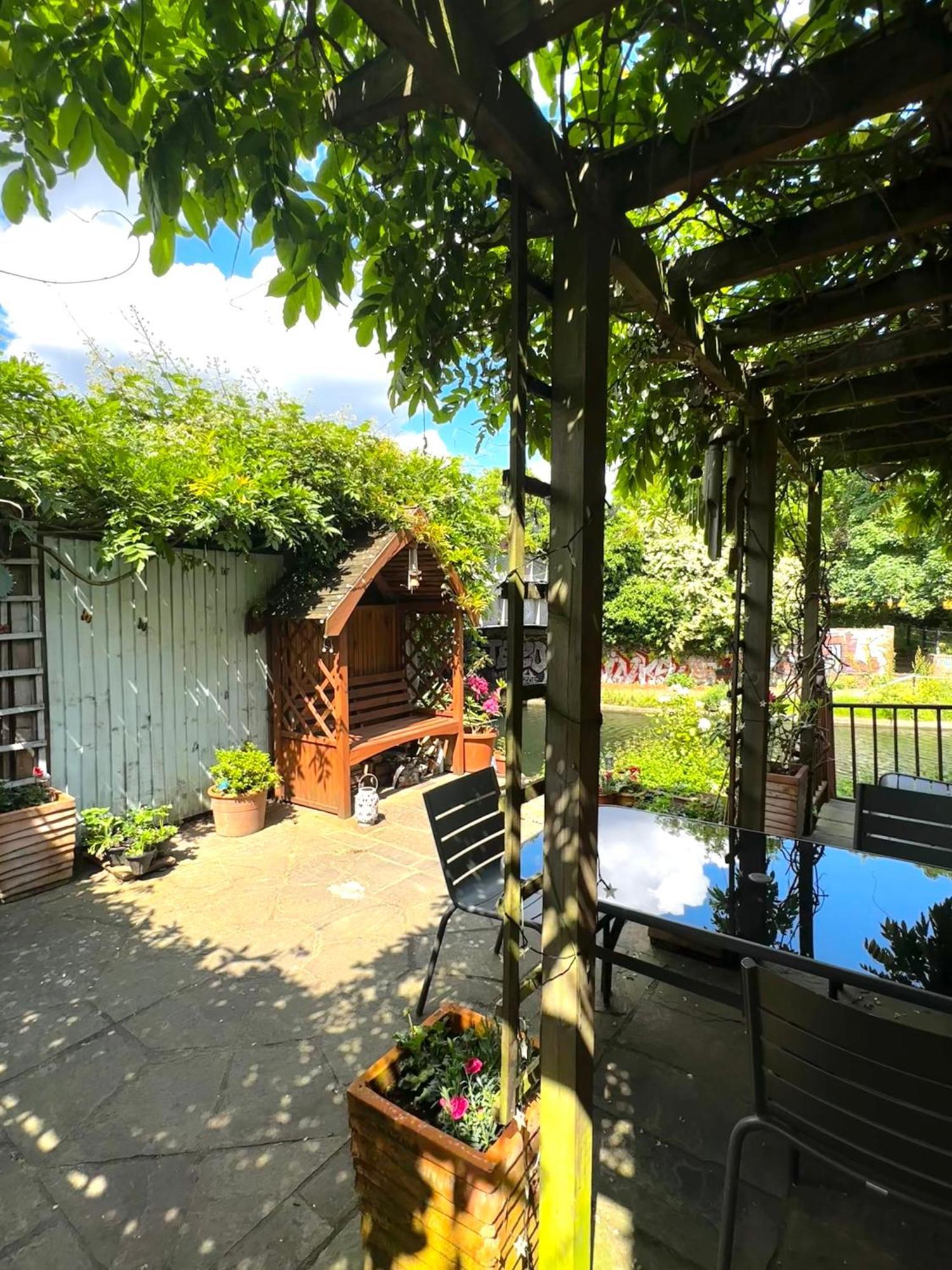 Amazing Location - City Of London- 2 Bedroom Stunning Canal View House With Private Garden,Parking & Balcony Dış mekan fotoğraf